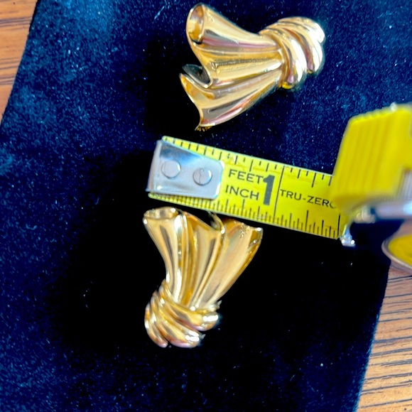 Authentic&RareSignedGivenchyNonTarnishGoldToneEarringStylish today&aCollector’s - Picture 5 of 5